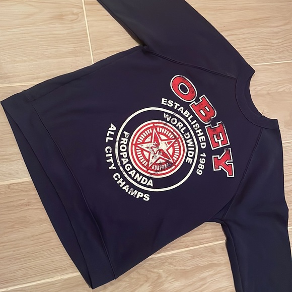 Obey crewneck sweatshirt.Size M in mens.Can be worn oversized for size S women. - Picture 4 of 7
